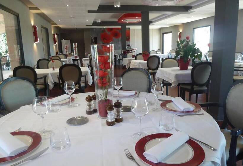 ホテル Hôtel Restaurant Les Coquelicots, The Originals Relais