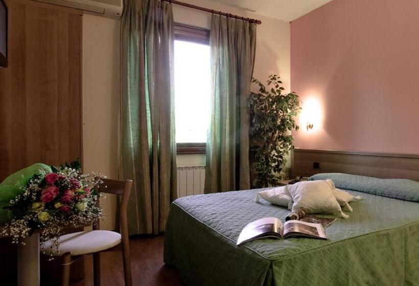 호텔 Ristorante Tre Leoni