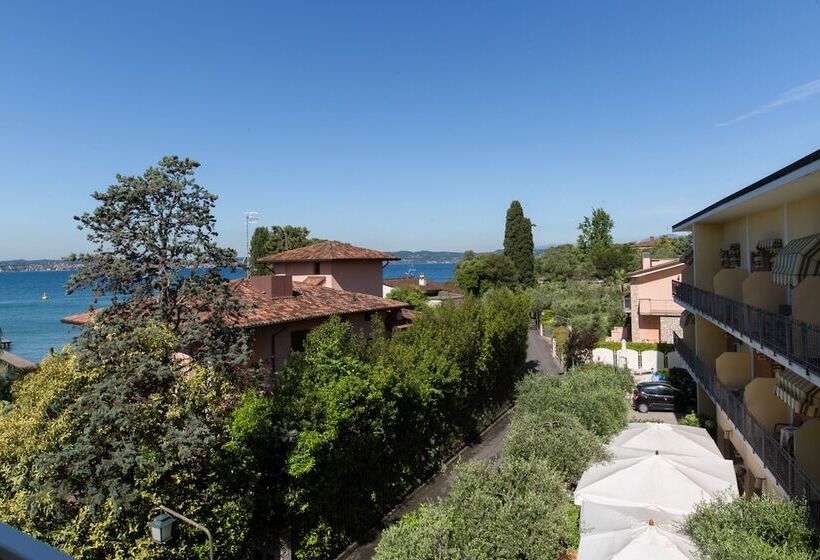 Отель Serenella