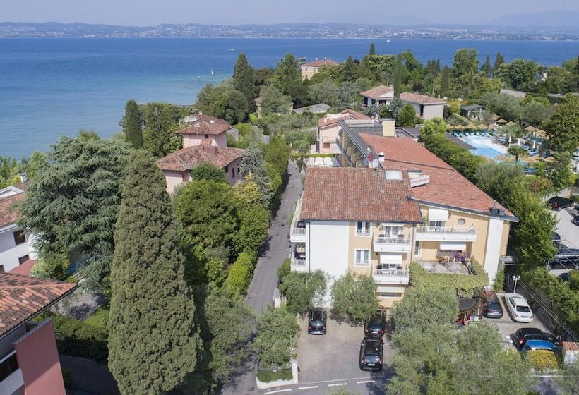 Отель Serenella