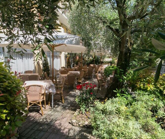 Отель Serenella