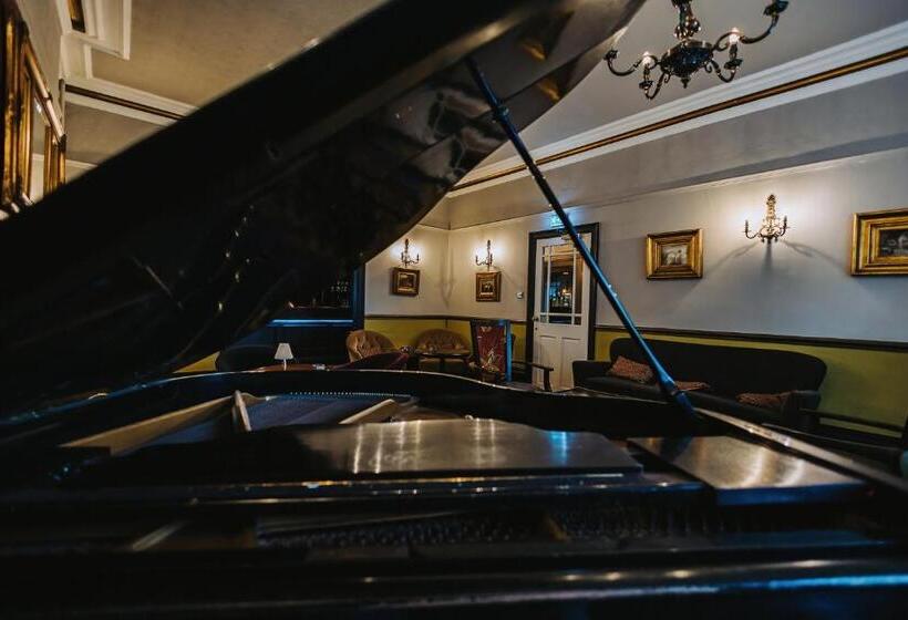 Отель Brook Hall