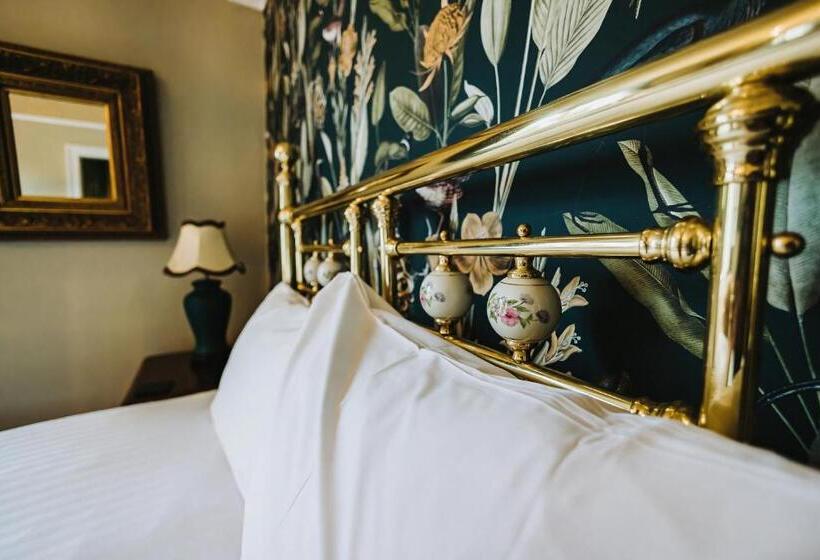 Отель Brook Hall