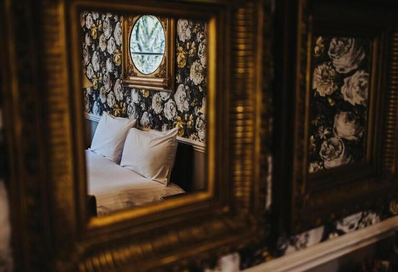 Отель Brook Hall