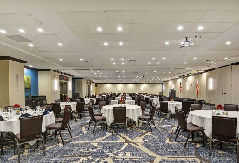 فندق Embassy Suites By Hilton Orlando Downtown