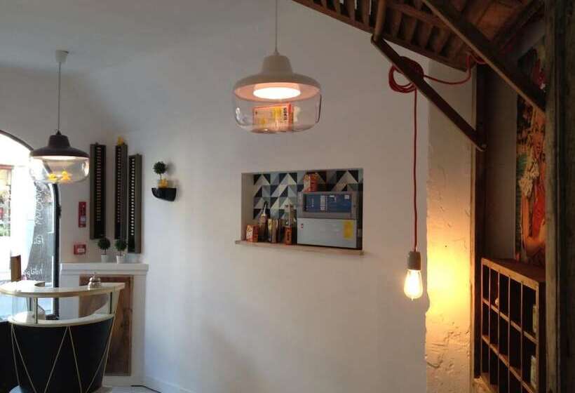 فندق De La Pinède