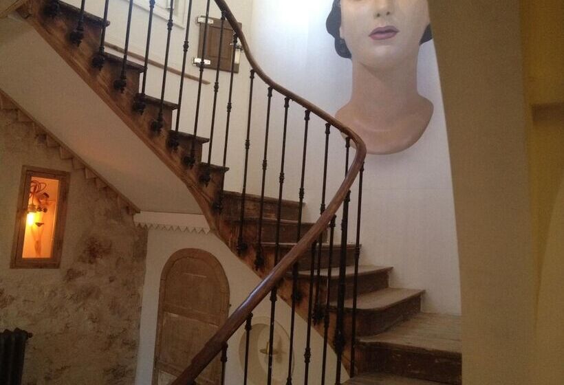 فندق De La Pinède