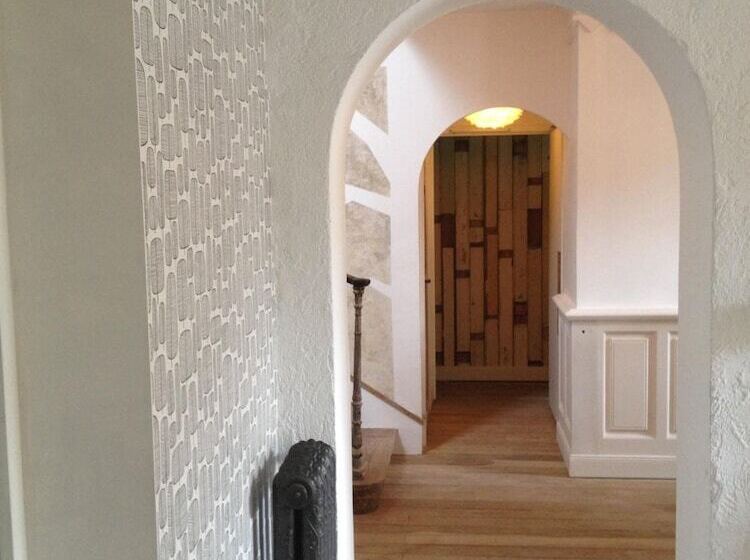 فندق De La Pinède