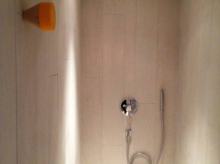 فندق De La Pinède