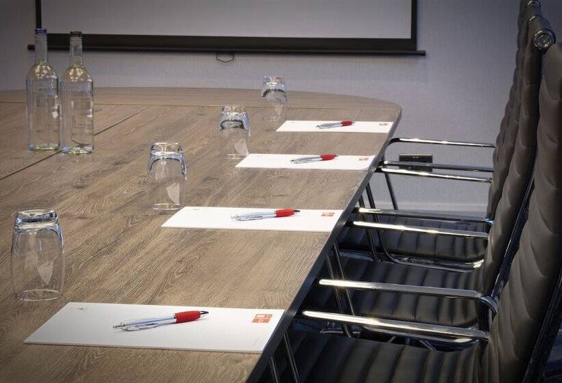 Отель Leonardo  London Heathrow Airport