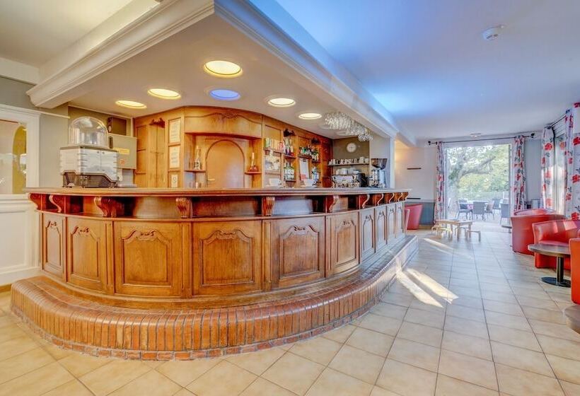 Отель Hôtel Miléade Méditerranée Port Fréjus