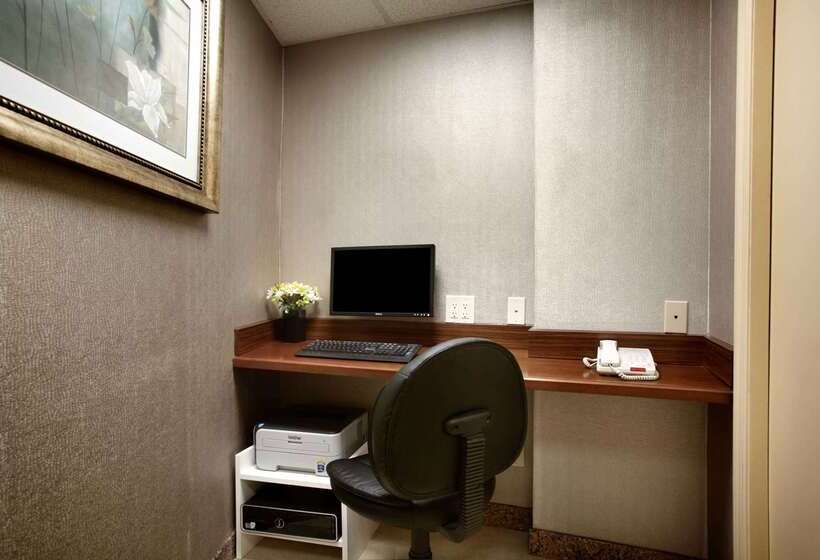 ホテル Ramada By Wyndham Bronx