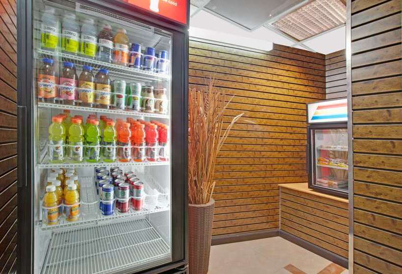 ホテル Ramada By Wyndham Bronx