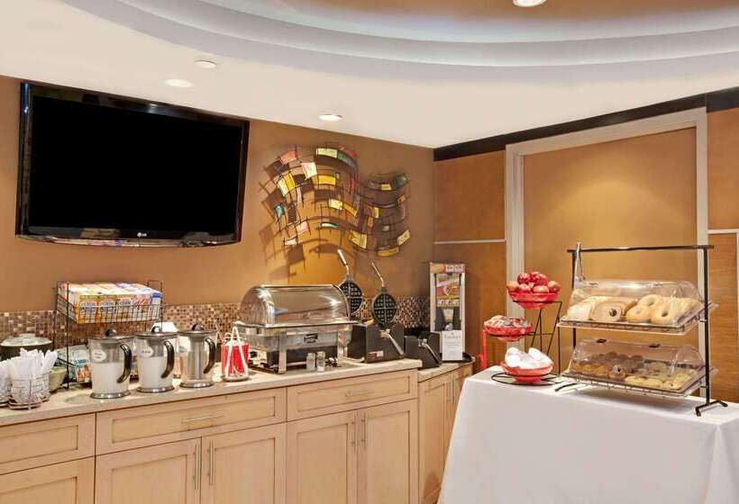 ホテル Ramada By Wyndham Bronx