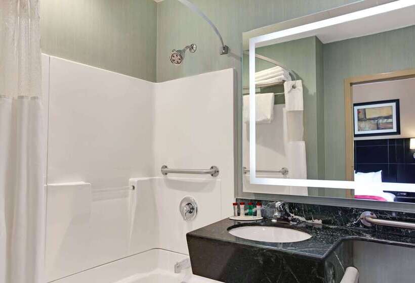 ホテル Ramada By Wyndham Bronx