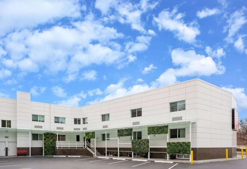 ホテル Ramada By Wyndham Bronx