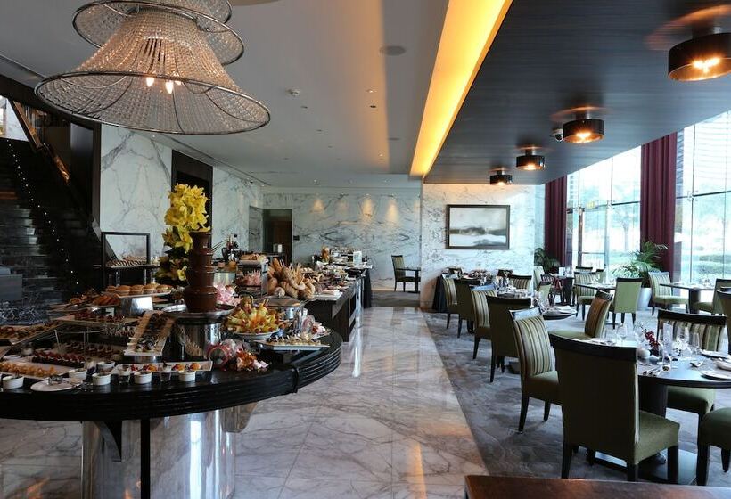 Отель Voco Bonnington Dubai, An Ihg