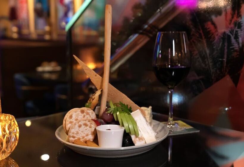 Отель Voco Bonnington Dubai, An Ihg