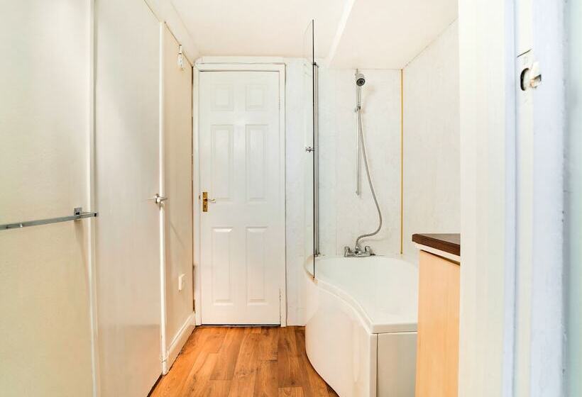 בית מלון כפרי The Gullivers