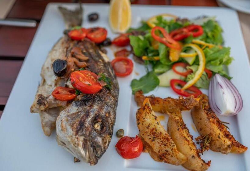 4reasons Hotel + Bistro | 12+