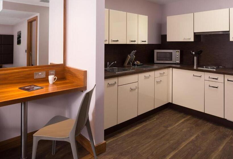 ホテル Roomzzz Leeds City