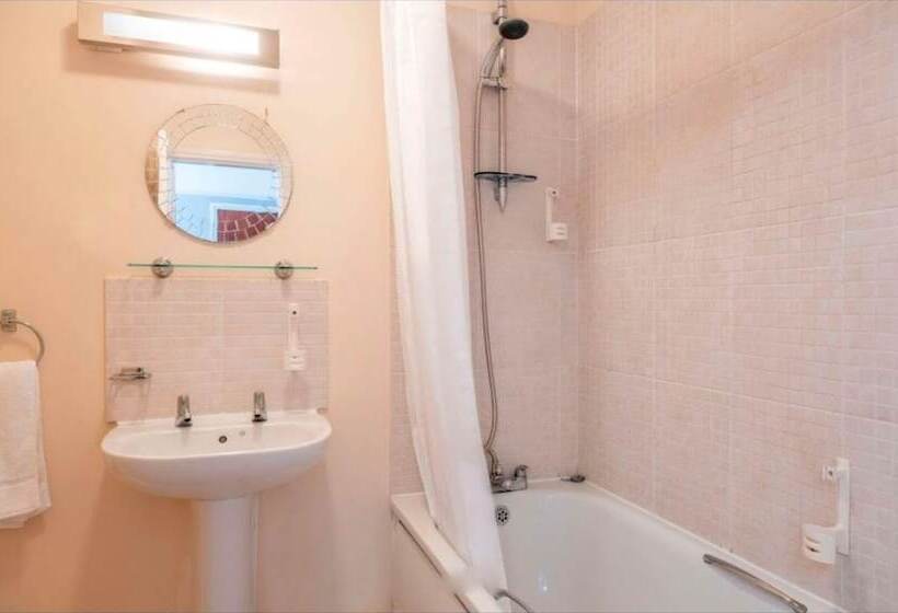 فندق Broadfield Park