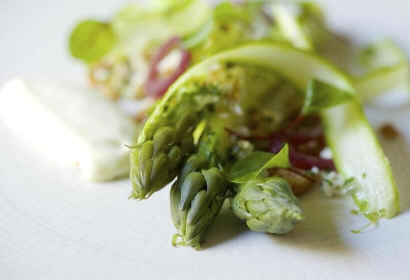 Отель Crab & Boar