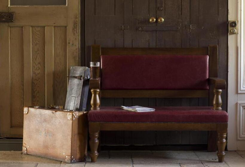 Отель Crab & Boar