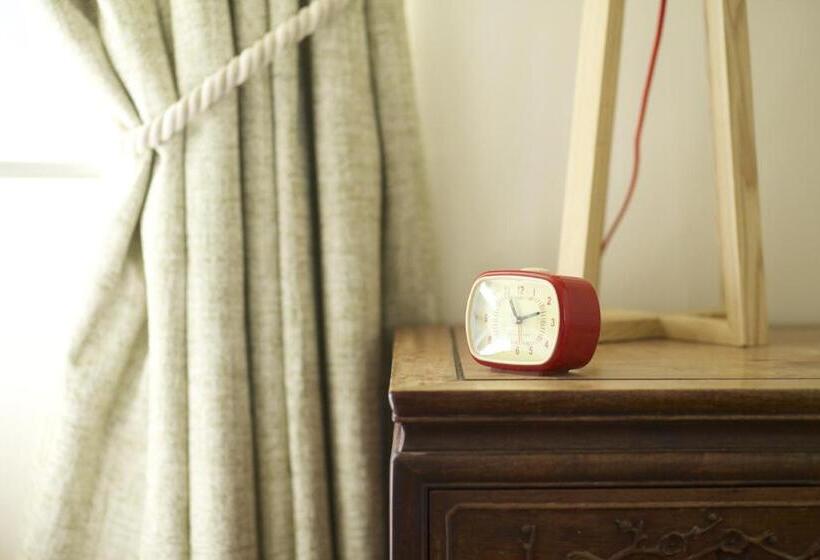 Отель Crab & Boar