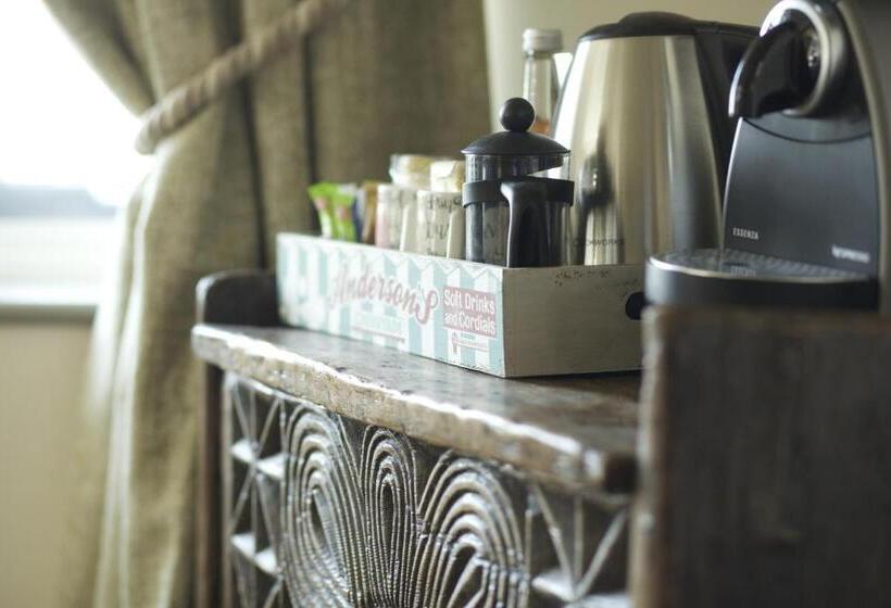 Отель Crab & Boar