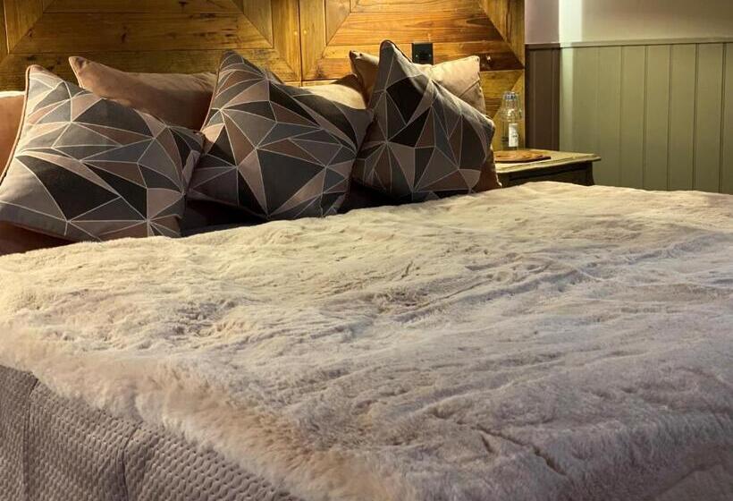 Отель Crab & Boar