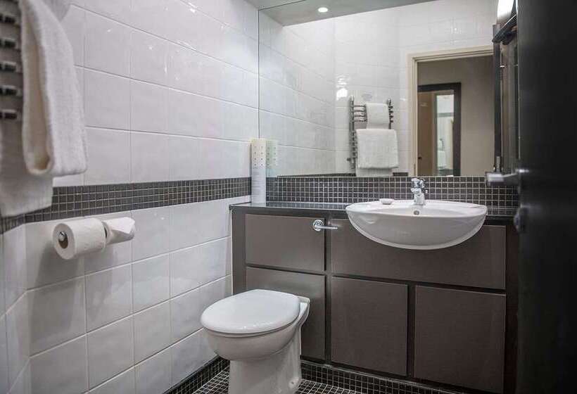 Отель De Vere Latimer Estate