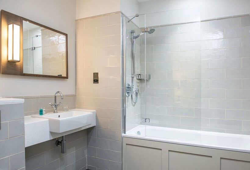 Отель De Vere Latimer Estate