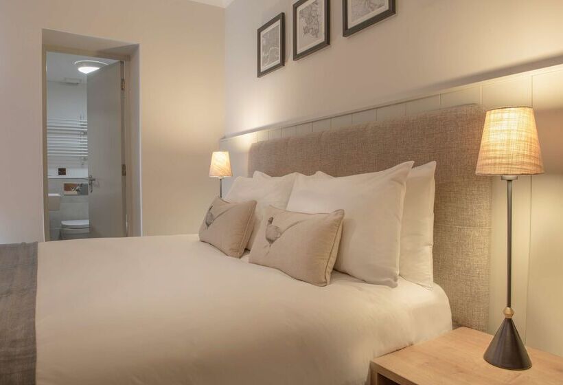 Отель De Vere Latimer Estate