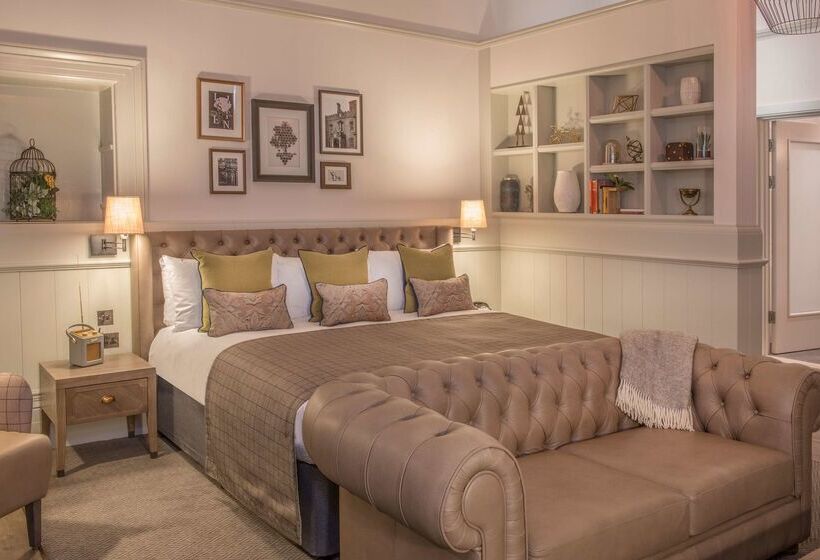 Отель De Vere Latimer Estate