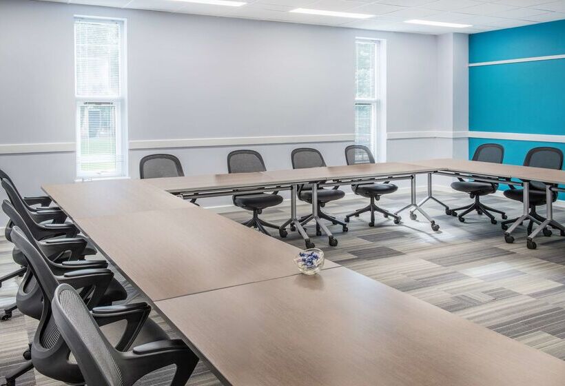 Отель De Vere Latimer Estate