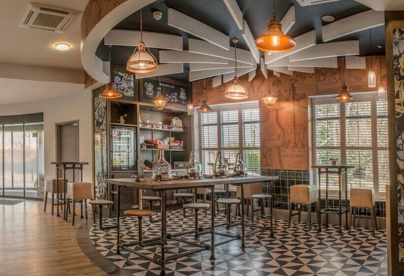 Отель De Vere Latimer Estate