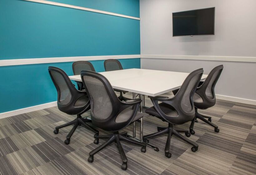 Отель De Vere Latimer Estate