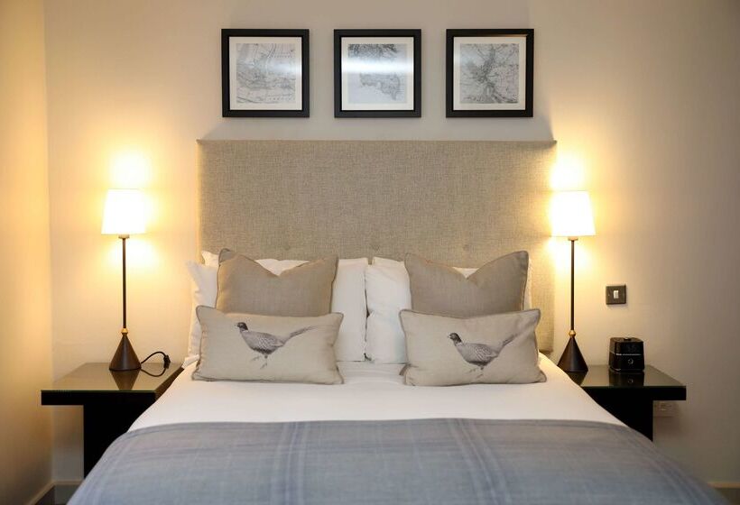 Отель De Vere Latimer Estate