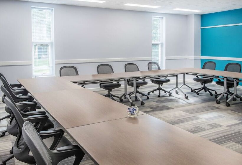 Отель De Vere Latimer Estate