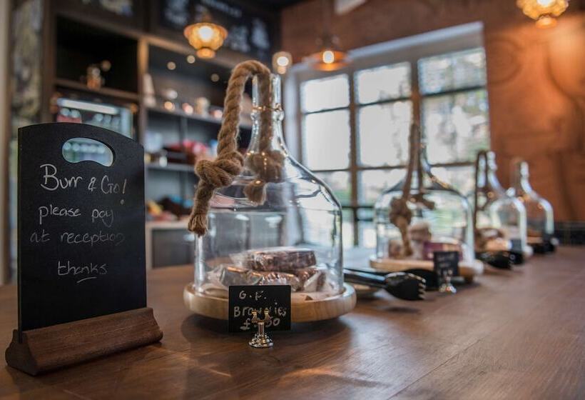 Отель De Vere Latimer Estate