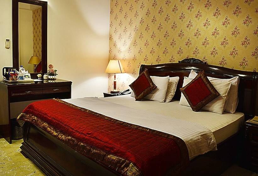 Отель Emperor Palms At Karol Bagh