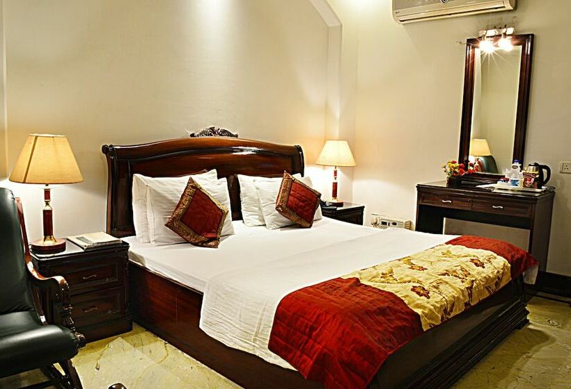 Отель Emperor Palms At Karol Bagh