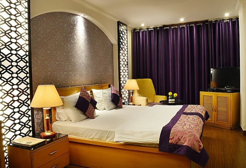 Отель Emperor Palms At Karol Bagh