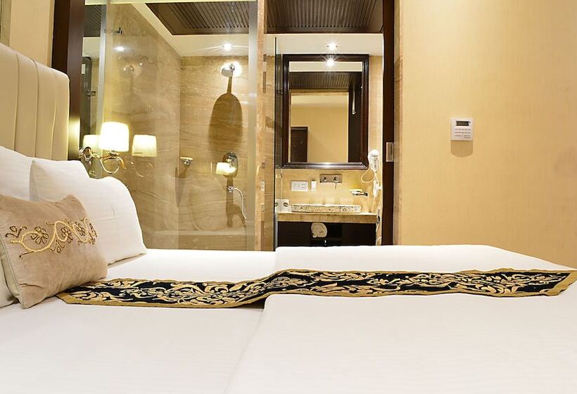 Отель Emperor Palms At Karol Bagh