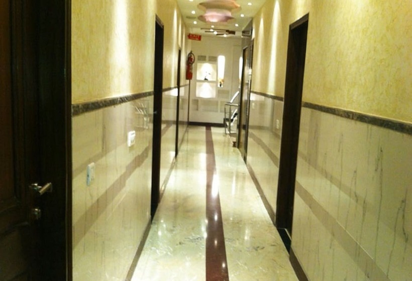 Отель Emperor Palms At Karol Bagh