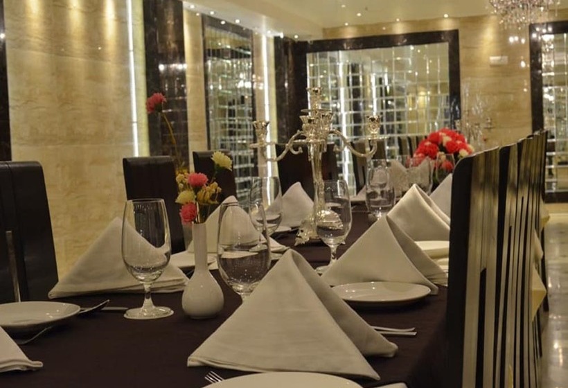 Отель Emperor Palms At Karol Bagh