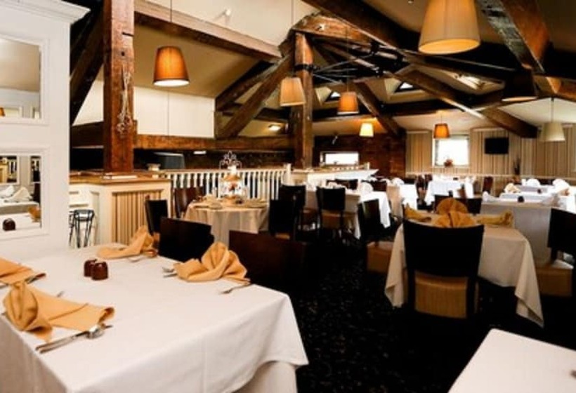 Отель Fairways Lodge & Leisure Club