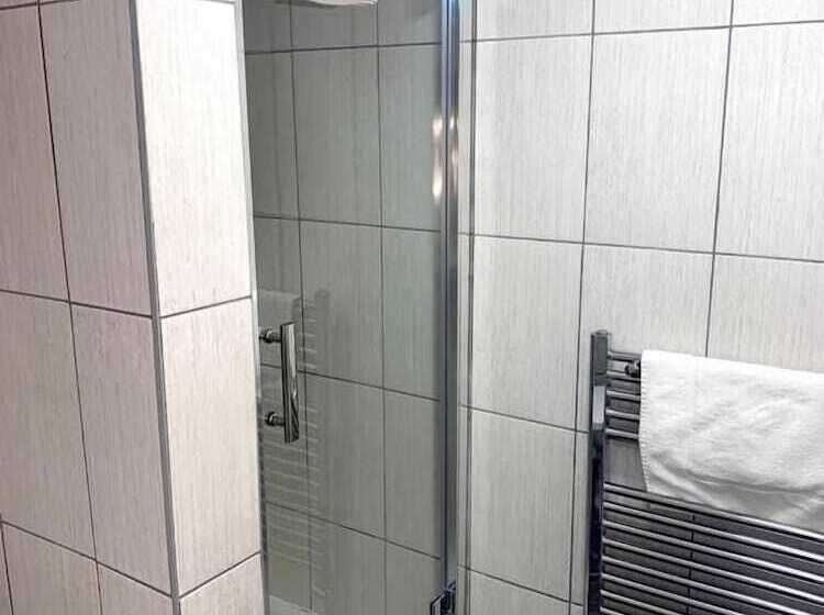 Отель Fairways Lodge & Leisure Club