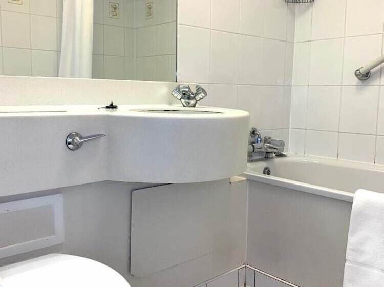 Отель Fairways Lodge & Leisure Club